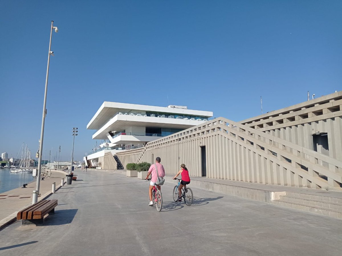 ☀️ Busques un pla per a estes pasqües? Acosta't a @lamarinadevlc! ⚓ Totes les generacions poden disfrutar dels seus espais oberts i a l'aire lliure que, a més, ens permeten estar a la vora de la mar🌊. Vine passejant 🚶, en bici 🚴 o 🛼, o en transport públic 🚍 T'esperem! 🙌