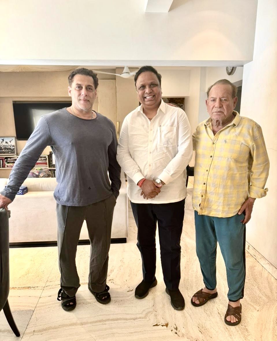 Pleased to meet Shri Salim Khan ji, Smt Helen ji, @BeingSalmanKhan & family over lunch & discuss their social work in areas of healthcare & assisting the needy- started by Salim ji & pursued for two decades with utmost sincerity!! #Charity