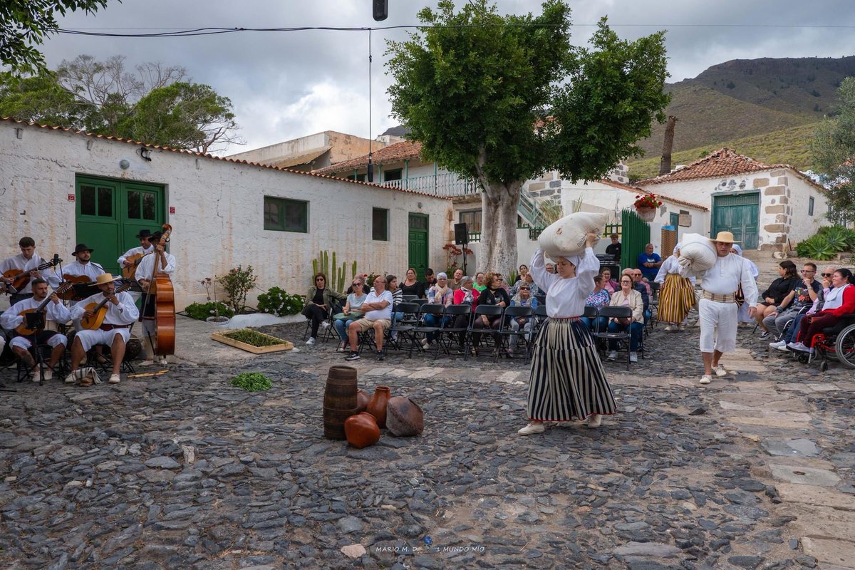 #HISTORIA 📚 Ayer se celebró en el municipio de Adeje la “Escenificación de la Ruta del Agua 💧” transportándonos, gracias a las bellas imágenes que toma Mario Marian Dobrescu, hasta una época remota, por la importancia de este recurso natural en este lugar