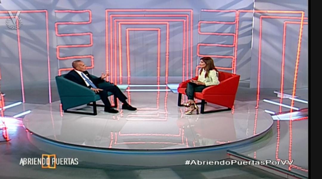 partidoUNT's tweet photo. En cuanto a la unidad, el candidato @manuelrosalesg durante su entrevista señalo que "si la Plataforma Unitaria y los que tienen protagonismo no deciden, entonces nos quedaremos sin candidatos porque yo en estas condiciones no voy a seguir con la candidatura", la idea es tener una figura que represente la solución del venezolano 
#07Abril
#RosalesenAbriendoPuertas