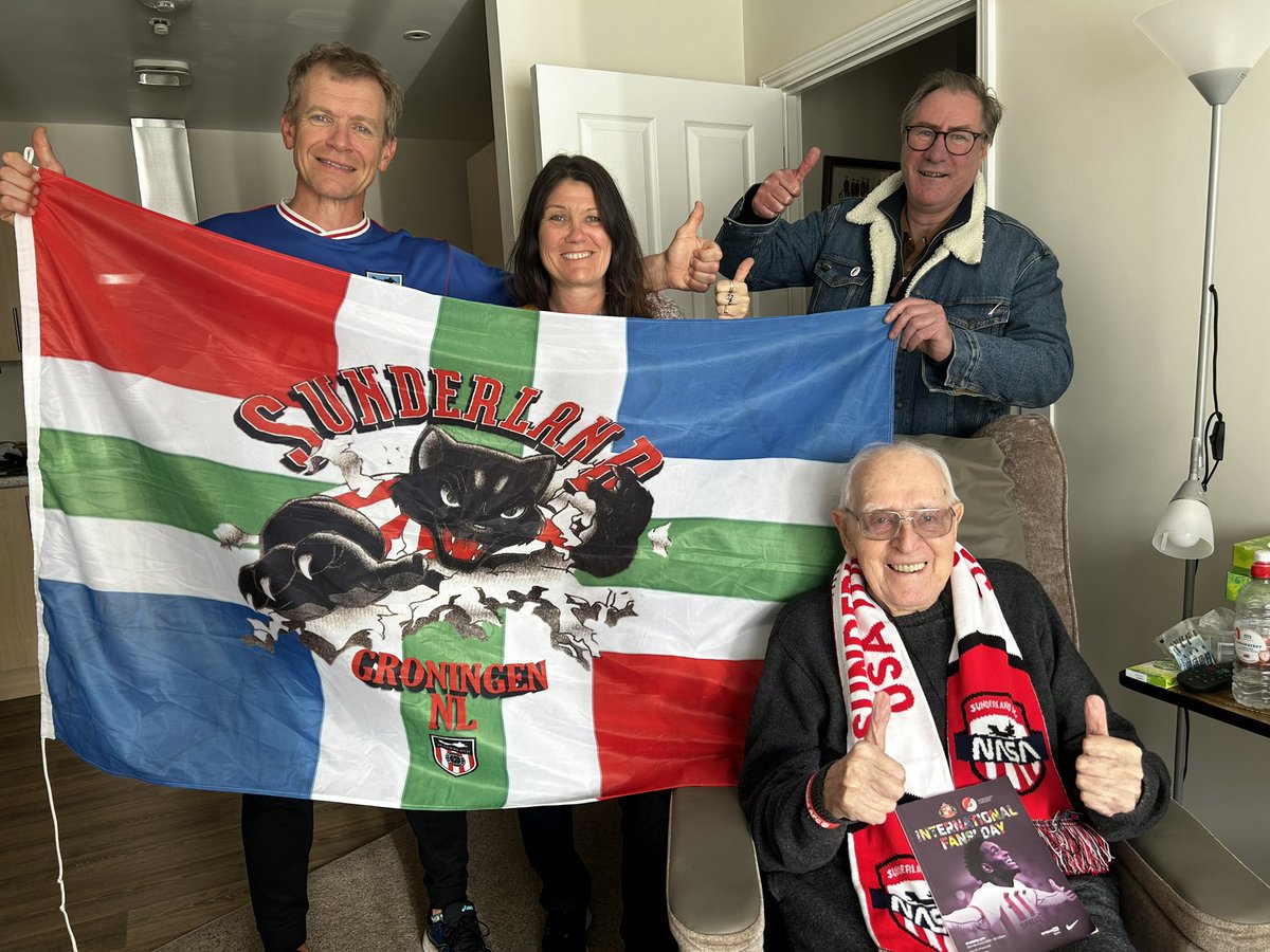 It’s the first year George couldn’t make International Fans weekend so we took it to him! @SAFC_NASA he has your scarf @martinsafc1973 he has your wrist band @SunderlandAFC he has a programme ♥️ @Tweed_Barnesy