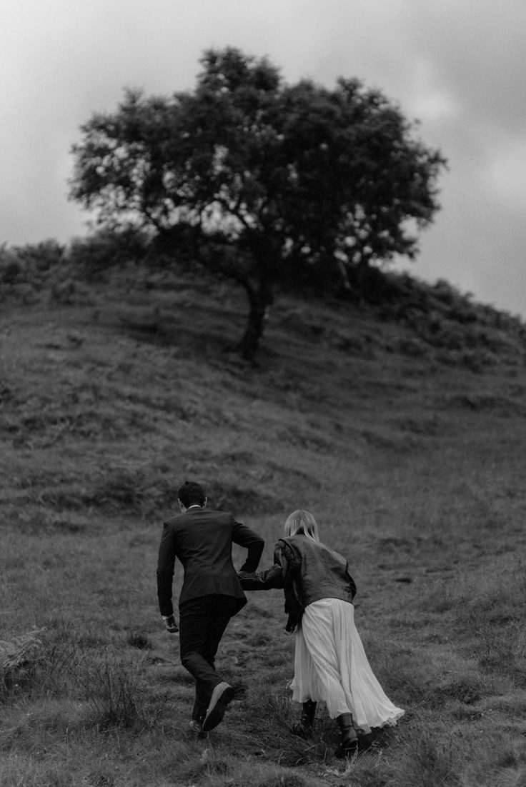 "Gidelim buradan… 
Göğsünü sıkan, içini daraltan o laneti geride bırakıp gidelim. 
Burada yağmur bile güzel yağmıyor artık.
Yağmuru güzel yağan bir yerlere gidelim."