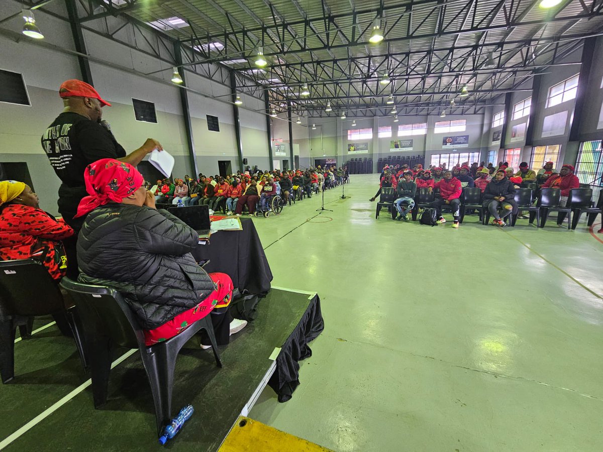 [IN PICTURES]📸 The EFF Deputy President @FloydShivambu addressed ground forces of Alex Matikinca and Zola Nqini Clusters in Nelson Mandela Bay Region, Tamboville. The mandate is clear, it is #UmntuEmntwini everyday. #VoteEFF2024
