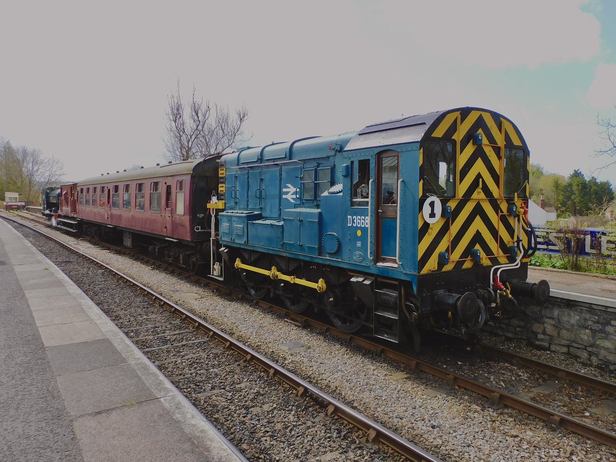 For #ShunterSunday we see D3668(09004) shunting the stock for the ‘Oldland Shuttle’ at @AVRBitton during the 50th Anniversary celebrations this weekend