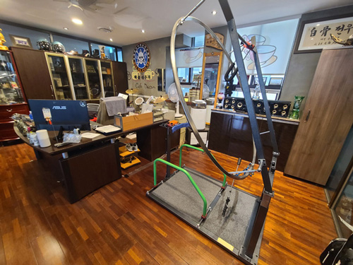 Proswing_Inc's tweet image. 골프스윙에서 궤도와 자세도 중요하지만 스윙리듬이 무엇보다 중요 #프로스윙머신 일정한 궤도에서 나오는 스윙리듬연습 #싱글골퍼만들기

제품문의:1899-6637

#프로스윙연습기 #골프몸통스윙 #싱글골퍼만들기 #실내골프스윙기 #골프궤도교정기 #골프자세교정 #드라이버연습기구 #아이언연습기구