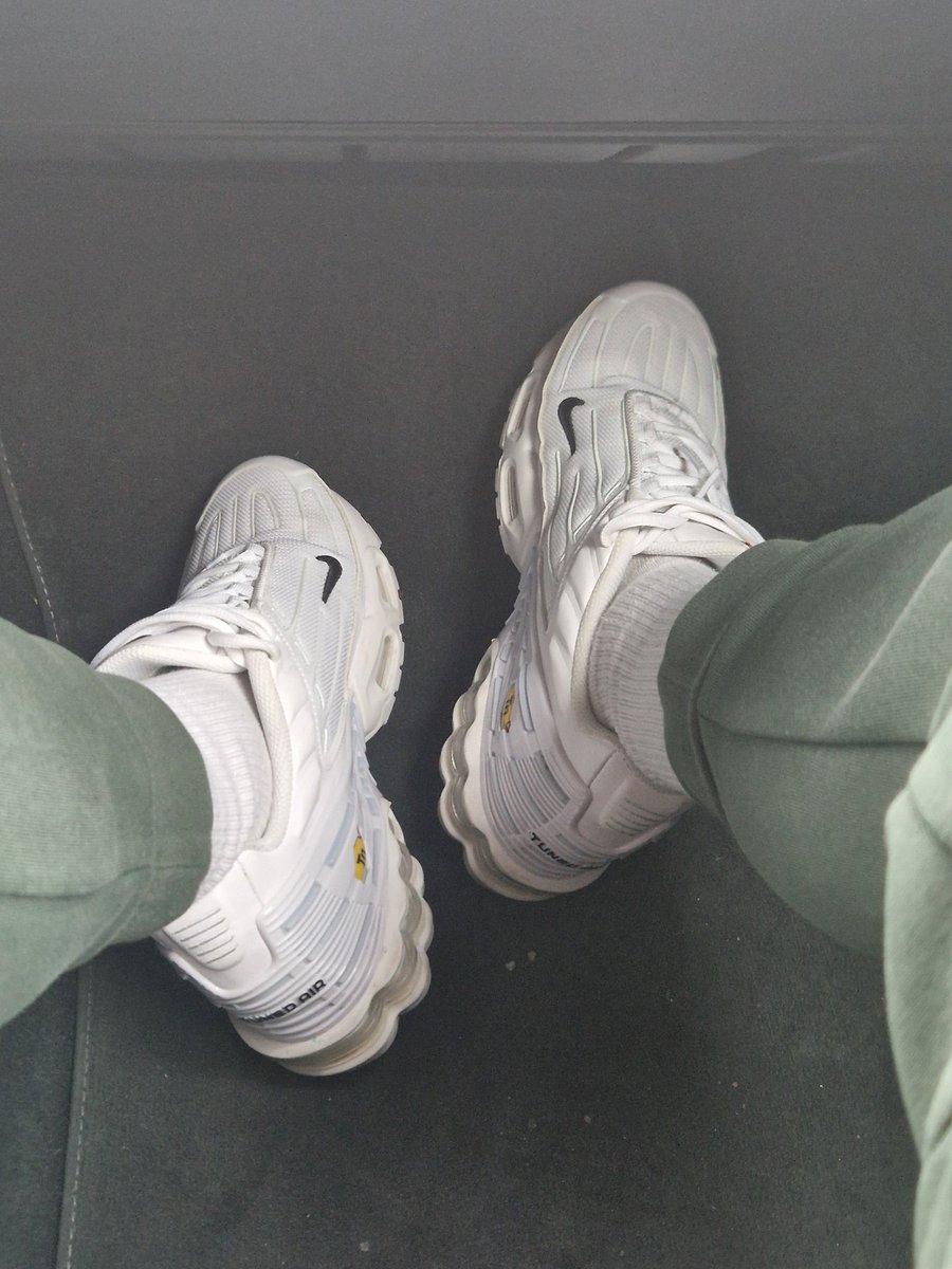Sniff_Master_CH's tweet photo. #Nike #WhiteSox #sneaker #car #weekend #sniff #smellysox #Master #proll #tn #massage https://t.co/tkxKbUXVnY