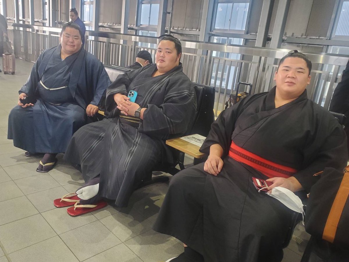 ＜春巡業 #オフショット ＞
電車を待つ大栄翔、琴ノ若、宇良。

#sumo #相撲 #巡業 #春巡業