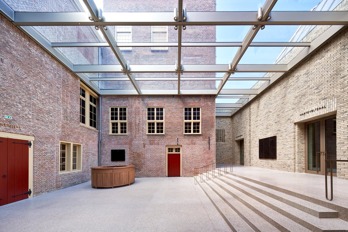 Van 2016 tot 2019 was Museum De Lakenhal gesloten vanwege een restauratie en uitbreiding. De Achterplaats werd omgetoverd tot een overdekt binnenplein, waar alle delen van het gebouw uit verschillende eeuwen samenkomen. 📷: Ronald Tilleman