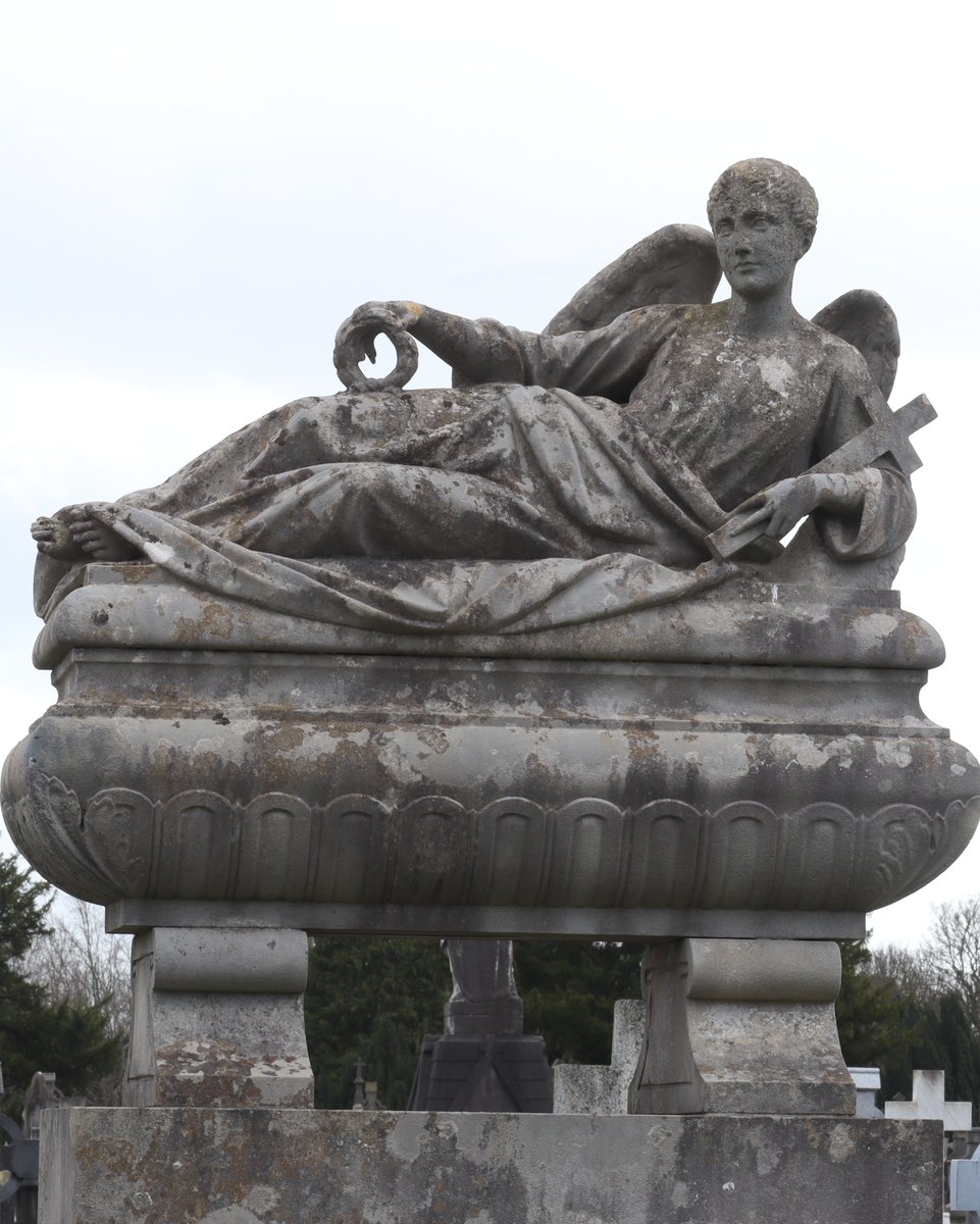 The reclining angel atop the grave of Alderman John Reynolds was considered quite risqué when the monument was erected in 1868! It's suspected that the cross in her arm may have been placed to ward off accusations of paganism. #GlasnevinCemetery #IrishHistory