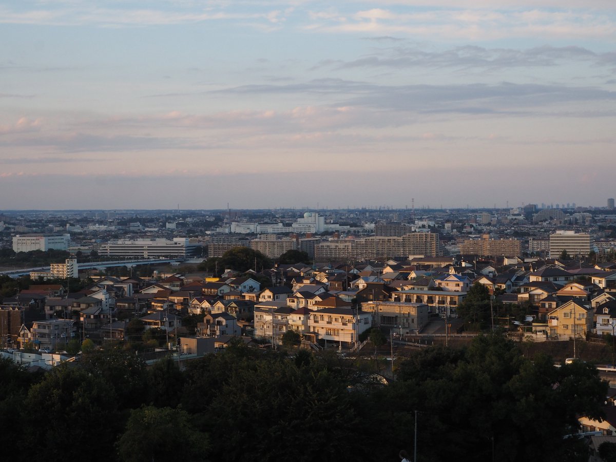 taratara_cod's tweet photo. 聖蹟桜ヶ丘の夕暮れはとても優しく柔らかに目に映りました https://t.co/m5WWHW1gbR