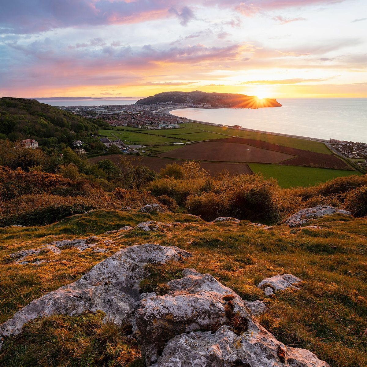 Sunset over Llandudno, with the Great Orme in the distance. 📸 Aydin Hassan #WalesCoastPath #LlwybrArfordirCymru #CroesoCymru #VisitWales #Wales #Cymru #Llandudno #CoastalWalks #NorthWales #VisitWales #DiscoverWales #NorthWales #Sunset #CoastalWalking