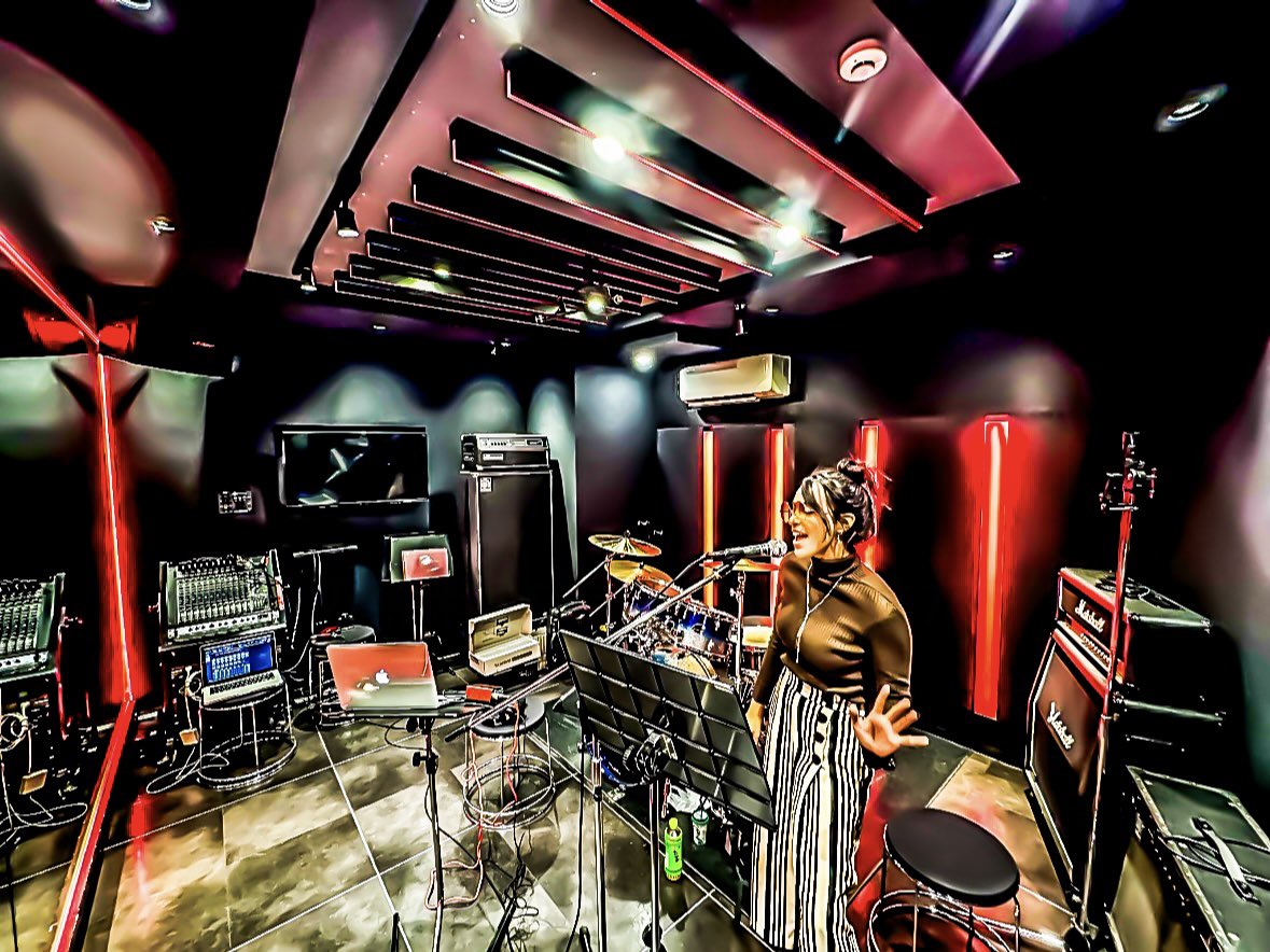 BiarOfficial's tweet photo. Preproduction.
Joselyn's singing voice is truly amazing.

#Biar #rockband #rockduo 
#稲葉龍之助 #joselyn #女性ボーカル 
#femalevocal #femalevocalist #guitarplayer 
#guitarist #rocksinger #rockgirl #rockgIrls 
#女性シンガー #rehearsal #studio #live https://t.co/EEfFlMWGYo