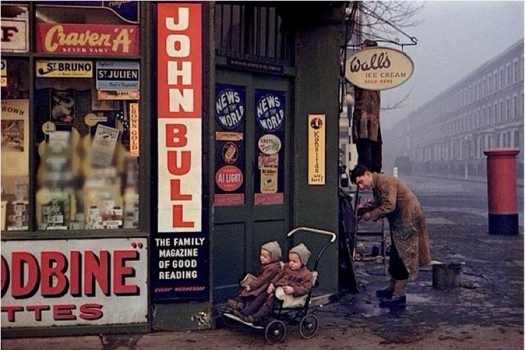 PHOTO OF THE DAY A cornershop in the borough of Kensington & Chelsea in London (1954). 📷 google images