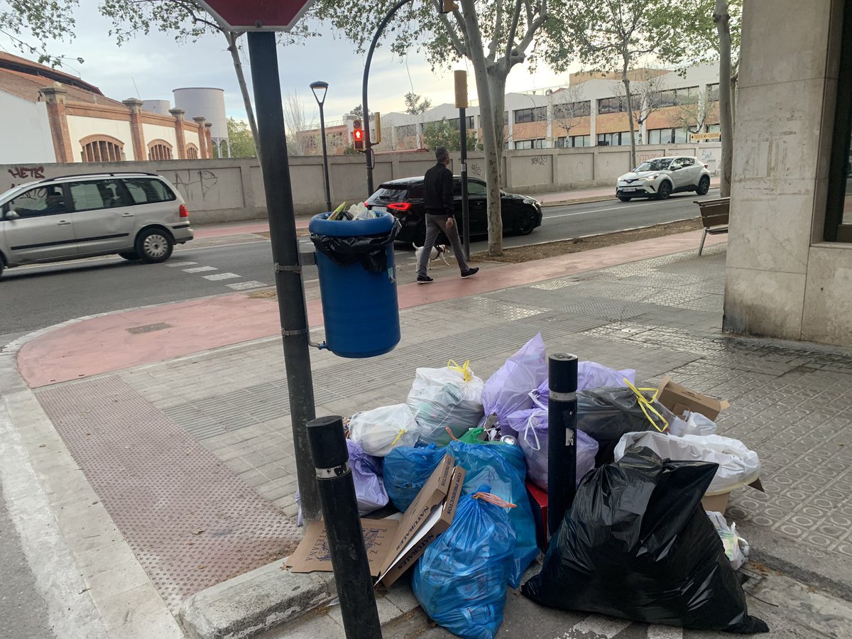 A la Rambla del Castell han tret uns contenidors perquè n'hi ha uns altres a 60 metres. Per no caminar 30 segons més, alguns han improvisat un abocador urbà.  Egoisme.