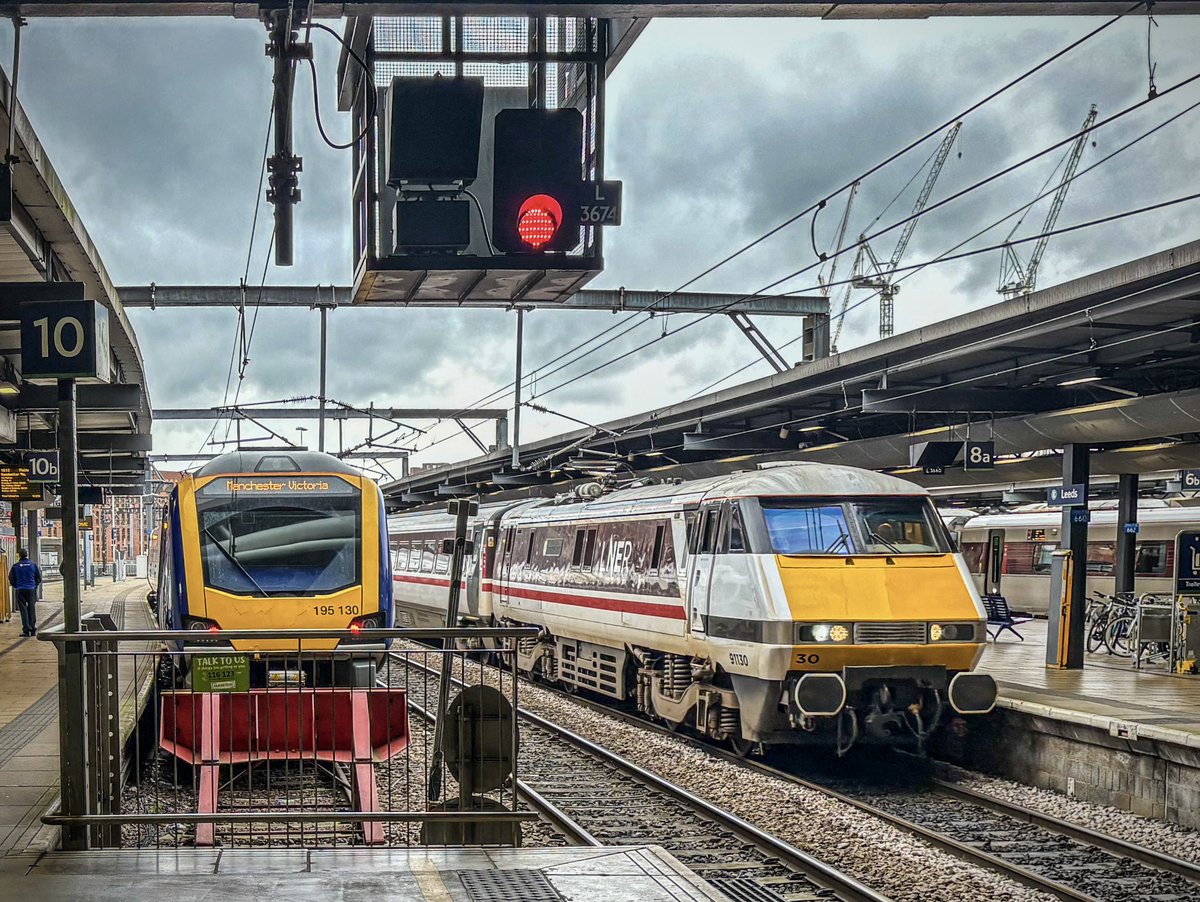 91130 ‘Lord Mayor of Newcastle’ draws into Leeds City Station with a service from London Kings Cross. Always a great sight and sound when these trains arrive in Leeds. Happy memories. 
#Class91 #Electra #LNER #InterCity225 #LeedsCityStation @225groupuk