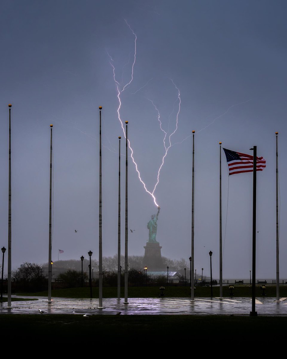 GossipRoomOff's tweet photo. La Statue de la Liberté a été frappée par la foudre, hier à New York ! 🗽⚡️

📸: dantvusa (IG) https://t.co/U061kvmCYC
