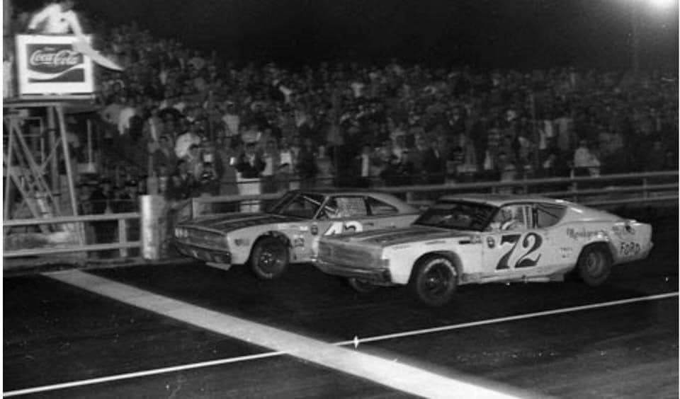 53 years ago today, Richard Petty & Benny Parsons start the final lap of the 1971 Columbia 200 @ Columbia Speedway, Benny was unable to get by Petty & finished 2nd.