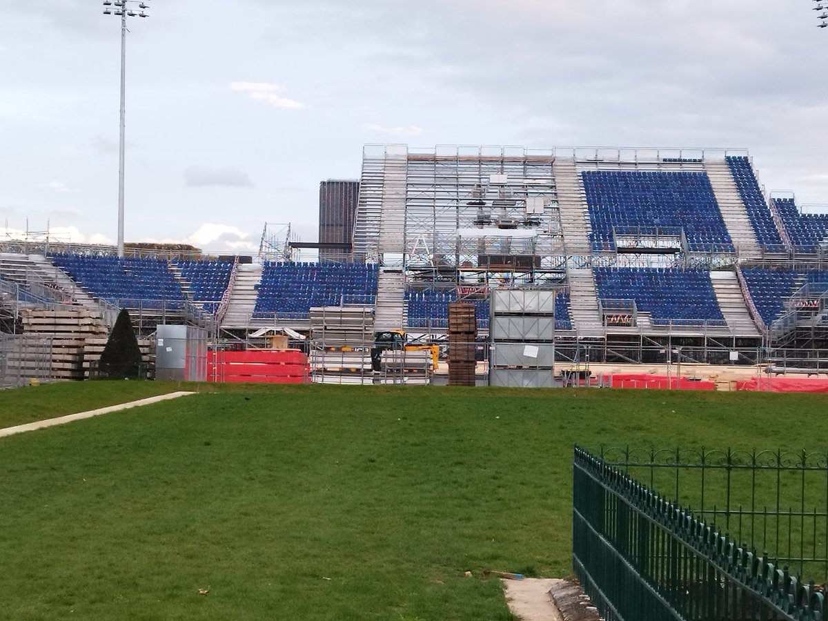 AmisChamp2Mars's tweet photo. Le montage du stade éphémère « Tour Eiffel «  pour les JO2024 va bon train au milieu du #champdemars. La structure est très imposante, tel un immeuble de 10 étages!Les épreuves ne commenceront que dans 4 mois (27 juillet). Depuis début mars, la place rueff est fermée et les bus détournés. Le chantier va s’étendre progressivement sur l’ensemble des jardins du CdMars d’ici juillet. « Le site ne gardera aucune trace des jeux » assure les JO2024. On croise les doigts 🤞 mais surtout … soyons tous vigilants! 
#JO2024 #paris2024 #paris #Patrimoine #arbres