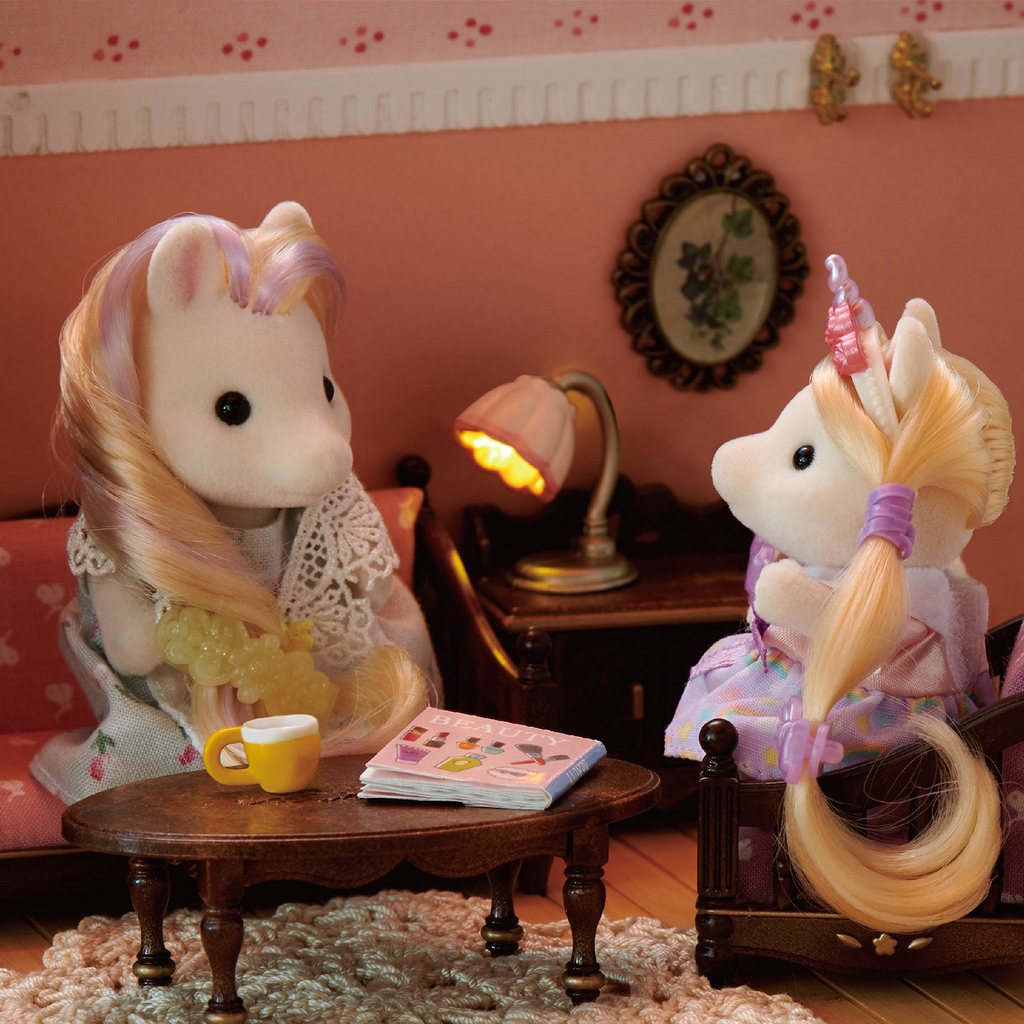 Serafina and her daughter Sally are chatting about all the latest fashion trends. ✨ What do you think will be the next style to hit the village? 👗 Whatever it is, we're sure these two fashionistas will be leading the trend🎀 #sylvanianfamilies #sylvanianfamily #sylvanian