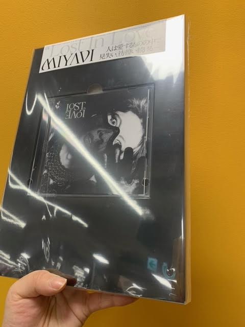 \\好評発売中！// 【#MIYAVI】 3年ぶりのオリジナルアルバム『Lost In Love』 'サムライギタリスト'としてワールドワイドに活躍し、ソロデビューから20周年🎉 3年ぶりのオリジナルアルバムは全曲書き下ろし 新曲を収録! 初回限定盤には豪華アートピースが付属✨ 🔗tower.jp/article/news/2…