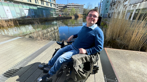 F3PaysdelaLoire's tweet photo. “Je n’ai pas envie d’être enfermé dans des cases”, Hugo brise les barrières du handicap pour suivre sa passion et devenir journaliste 
#portrait #culture #sport #handicap #societe #FCLorient
https://t.co/B0NCh9g0On https://t.co/lr0wy3Tgmm