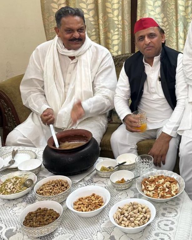 Akhilesh Yadav at Mukhtar Ansari's house to offer his condolences... Dear Hindus of UP, always remember this...