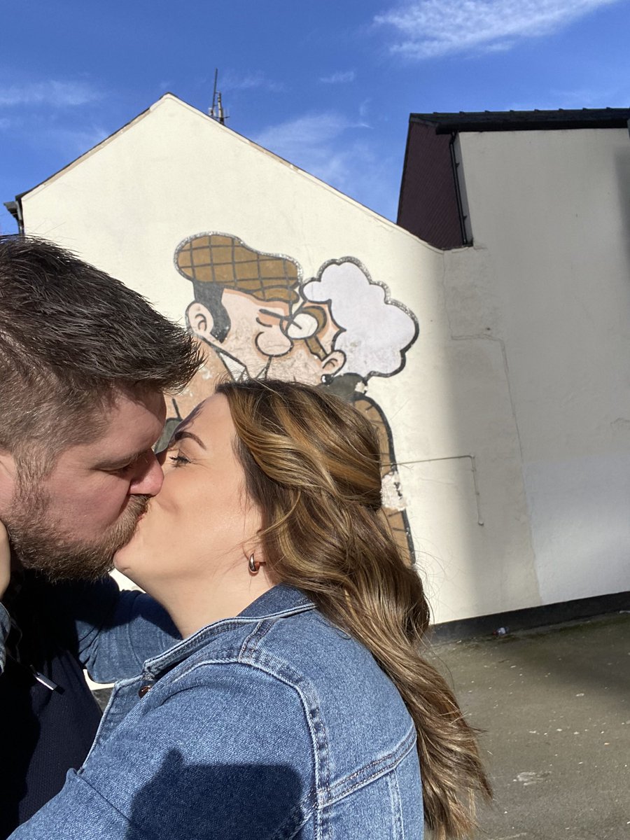 Rpikey1001's tweet image. Best pint of Guinness in town at @FagansSheff and a cheeky #snog outside @PeteMcKee 👌🏼
