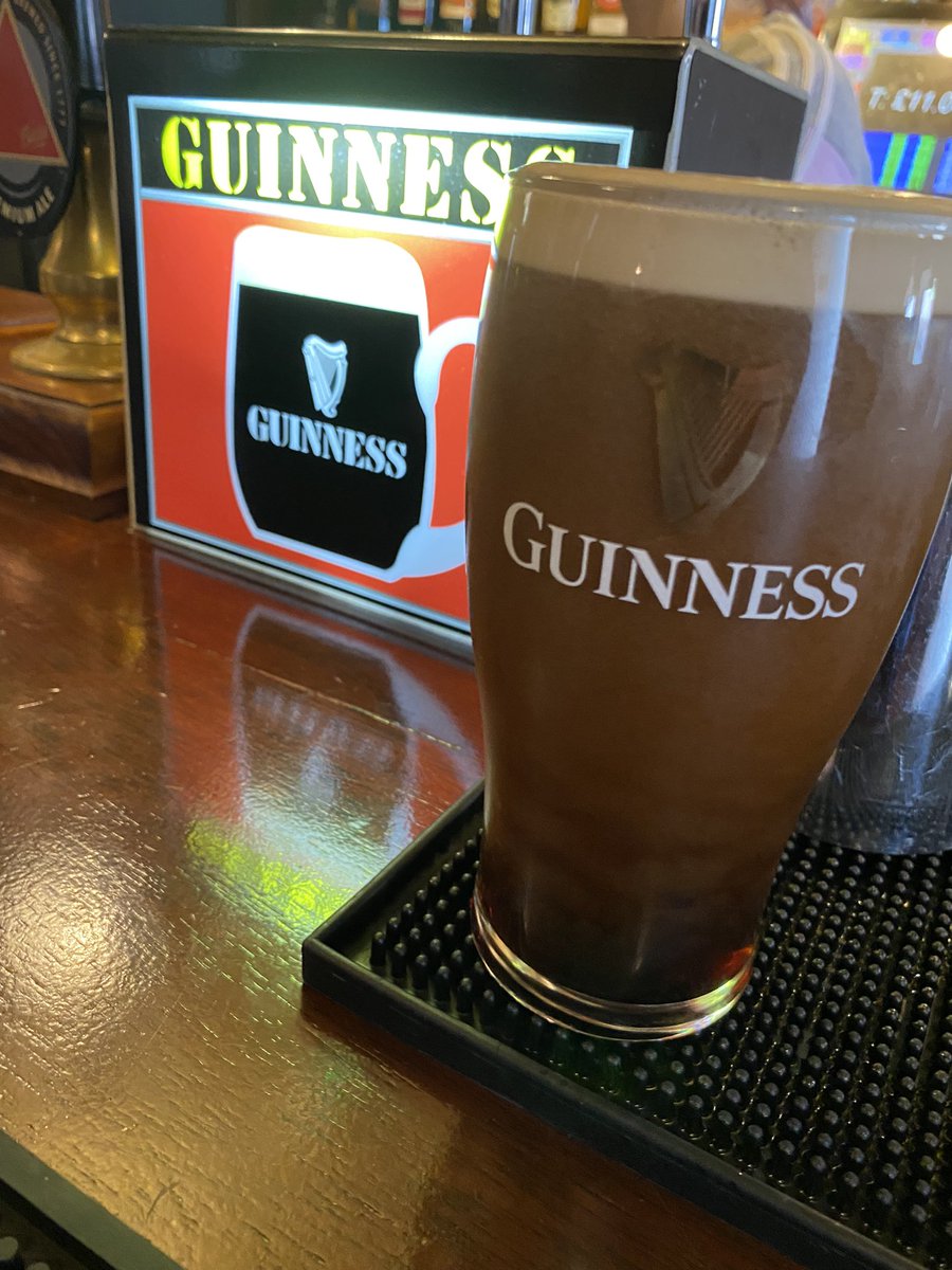 Rpikey1001's tweet image. Best pint of Guinness in town at @FagansSheff and a cheeky #snog outside @PeteMcKee 👌🏼