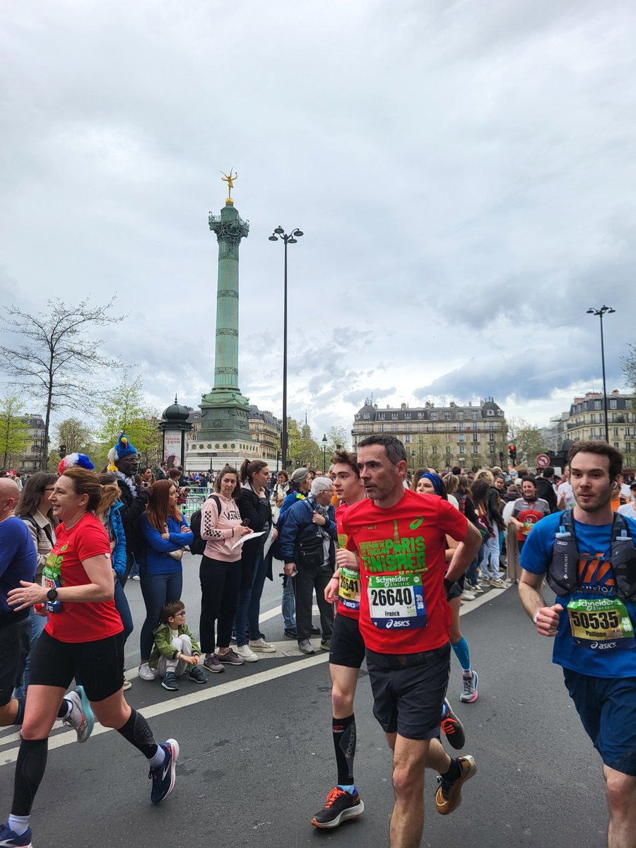 Ambiance #Bastille #marathon de #Paris, avant notre tractage! Motivation inspirante! Au top pour convaincre sur notre #BesoinDEurope 🇪🇺 , avec @ValerieHayer 🏃‍♂️💪! @MoDem_Paris @RE_Paris11 @horizons_11 @TdP_Paris @MoDem #Europeennes2024