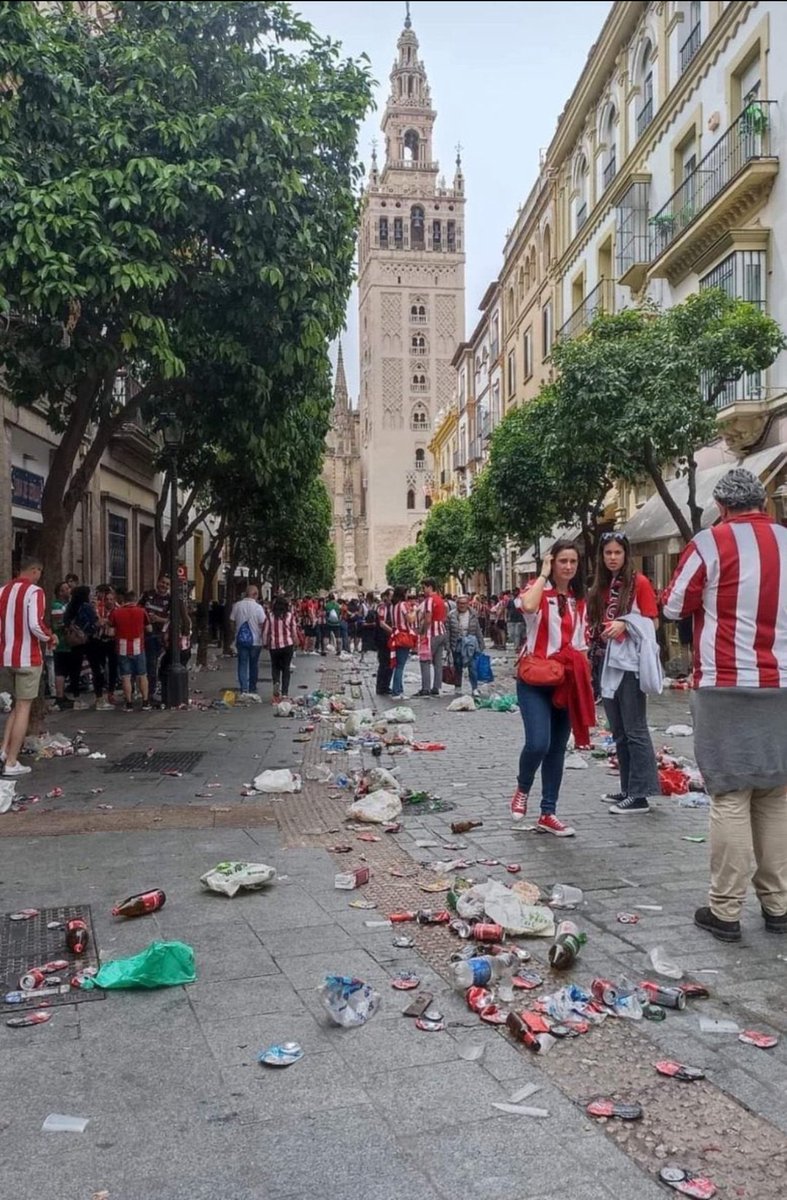 Enhorabuena al @AthleticClub de Bilbao. Pero si tanto ansiábais la #CopaDelRey ¿Por qué no respetáis ni al Rey ni al himno de España? Lo de la basura no es sólo un problema vuestro, todos los cafres del fútbol son igual de guarros, pero la imagen es muy triste…