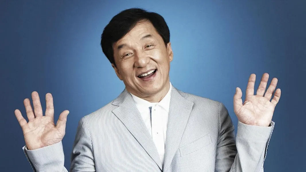 Ma 70 éves Jackie Chan, születési nevén Chan Kong-száng Oscar-életműdíjas hongkongi színész, harcművész, harckoreográfus, kaszkadőr, komikus, rendező, producer, forgatókönyvíró, énekes és vállalkozó. 

Született: 1954. április 7.,Hong Kong, Hongkong

Az Isten Éltesse Sokáig!