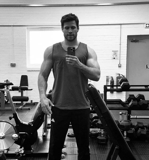 Liam Hemsworth teilt ein neues Foto aus dem Fitnessstudio. #LiamHemsworth #Fitnessstudio #Foto