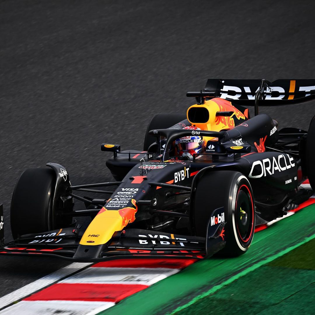HondaTR's tweet photo. Max Verstappen, #JaponyaGP’sinde galibiyet koltuğuna yeniden otururken Sergio Perez de hemen arkasından çizgiyi geçerek takıma çifte podyum keyfi yaşattı. 🏆

#Honda #F1 https://t.co/kVam6uXoUh