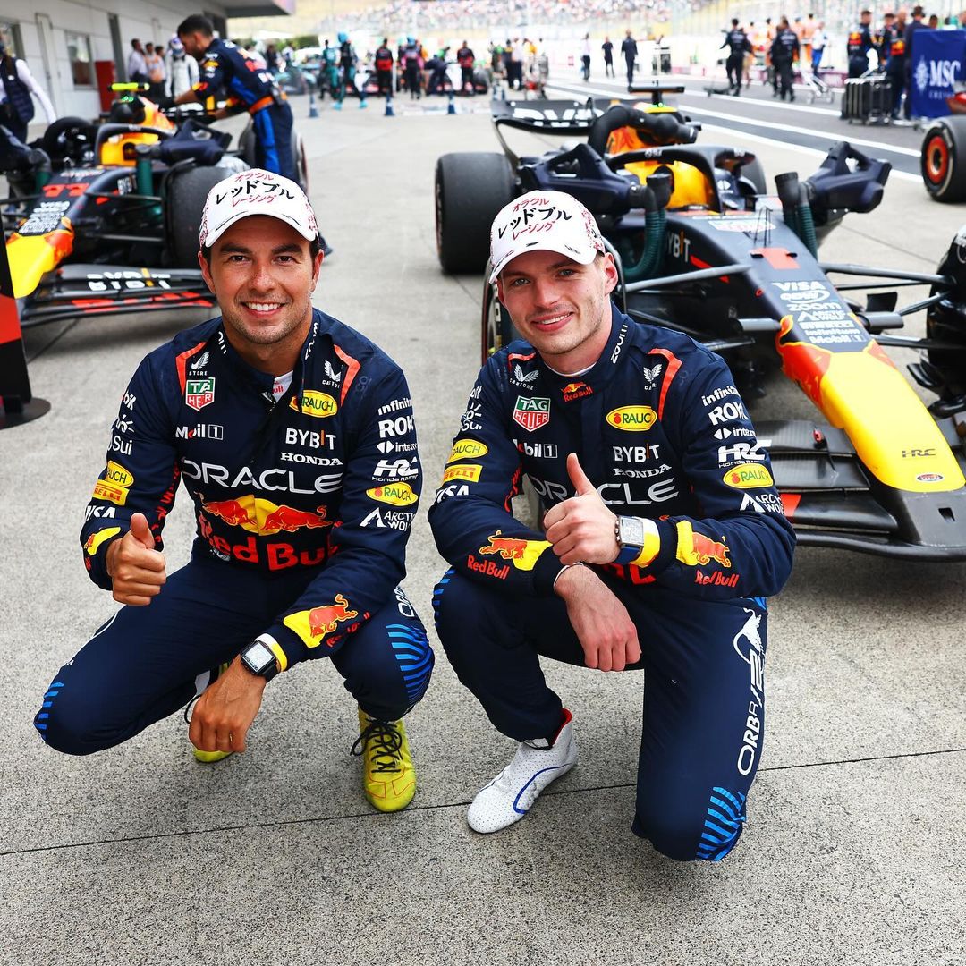 HondaTR's tweet photo. Max Verstappen, #JaponyaGP’sinde galibiyet koltuğuna yeniden otururken Sergio Perez de hemen arkasından çizgiyi geçerek takıma çifte podyum keyfi yaşattı. 🏆

#Honda #F1 https://t.co/kVam6uXoUh
