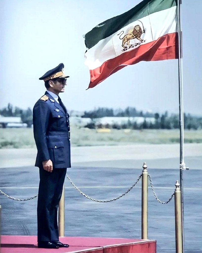یک ملت. 
یک پرچم.
#KingRezaPahlavi