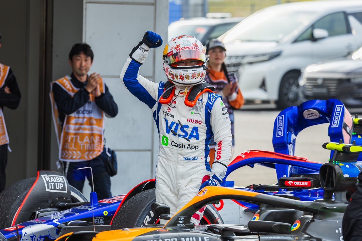HondaJP_Live's tweet photo. 日本GPで10位に入り、母国で初入賞🇯🇵、2戦連続で入賞となった角田裕毅選手。
「率直に言うとホッとしています。入賞できたのは本当にチームのサポートのおかげです。リスタートの12番手からはポジションを取り返すチャンスがないと思ったので、ソフトタイヤでアグレッシブに行きました。2回目のピットストップでは周りが一緒に入ることになって、戦略の分かれ目にもなったんですが、ストップする位置をきっちり守って、チームがいいピット作業をしてくれたおかげです。最後はファンの皆さんの応援を見て感動しました。期待に応えられて良かったです。これからもサポートしてくれたら嬉しいですし、新しいファンの皆さんもこのレースをきっかけに好きになってくれたら嬉しいです。」

（HRC特派員より）
#VisaCashAppRB
#JapaneseGP
#F1jp #HRC #HondaRacing