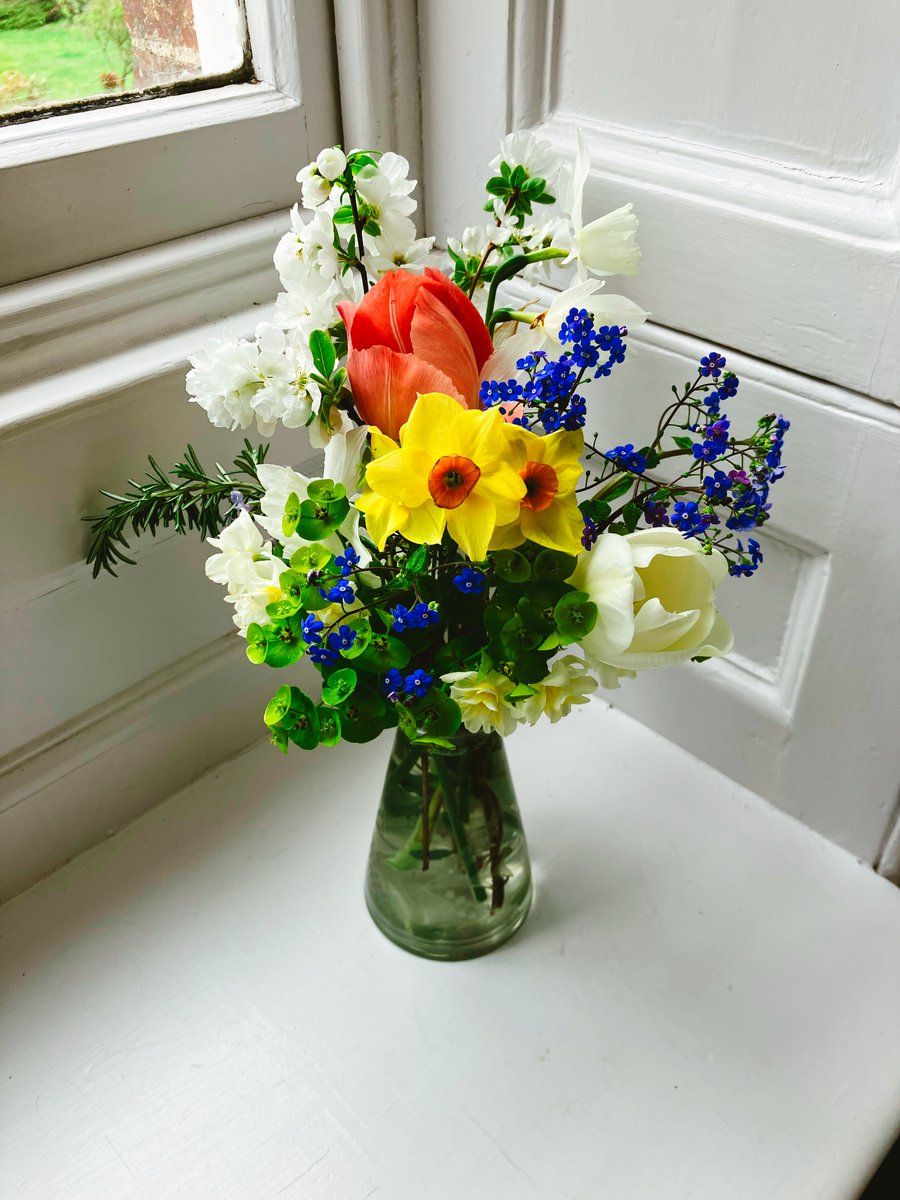 April showers?
April flowers!

#glamping #wyevalley #deanwye #herefordshire #visitherefordshire #visitrossonwye #flowers #bouquet #freshflowersz #flowersfromthegarden #floral #flowersoftheweek #hostunusual #coolstays #groupaccomodation #mdavv