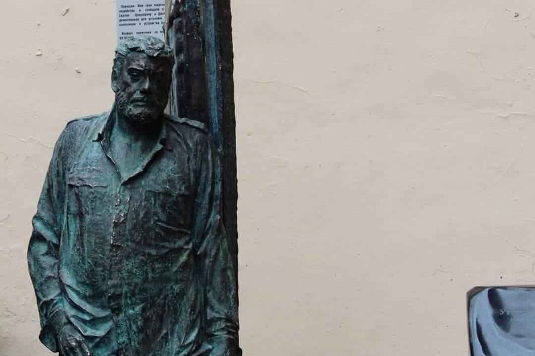 1806Sabra's tweet image. Сергей Довлатов об Израиле. 1981 год

“Я взглянул и ужаснулся. Микроскопическая синяя точка. Слово «Израиль» не умещается. Конец — на территории Иордании. Начало — в Египте. А кругом внушительные пятна — розовые, желтые, зеленые.
Есть такая расплывчатая юридическая формулировка —…