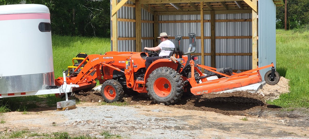 2/
. #FarmLyfe 
It gets better!
Theoretical physicists are excellent farm hands, the physician reports. 

Here, we see @AetherCzar landscaping a dirt and rock ramp for the tool shed.
No tractors were harmed during filming!

(Note the Barbie-themed horse trailer)