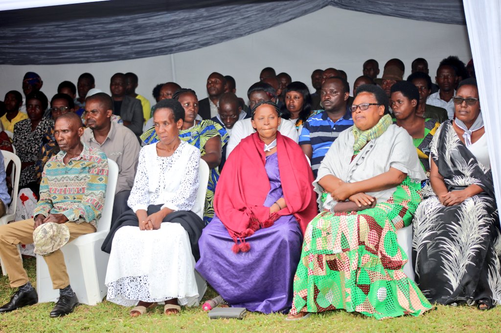Rwamagana District (@rwamaganadistr) on Twitter photo Mu midugudu yose y'Akarere abaturage bifatanyije n'Abanyarwanda n'Isi #Kwibuka30 Jenoside yakorewe Abatutsi.Ku rwibutso rwa Jenoside rwa Muhazi,ES w'Intara <a href="/JeanneNhabimana/">Jeanne Nyirahabimana</a> n'abandi bayobozi bifatanyije n'Ubuyobozi bw'Akarere n'abaturage ba <a href="/MuhaziSector/">Muhazi Sector</a> kunamira abazize Jenoside Mu midugudu yose y'Akarere abaturage bifatanyije n'Abanyarwanda n'Isi #Kwibuka30 Jenoside yakorewe Abatutsi.Ku rwibutso rwa Jenoside rwa Muhazi,ES w'Intara <a href="/JeanneNhabimana/">Jeanne Nyirahabimana</a> n'abandi bayobozi bifatanyije n'Ubuyobozi bw'Akarere n'abaturage ba <a href="/MuhaziSector/">Muhazi Sector</a> kunamira abazize Jenoside