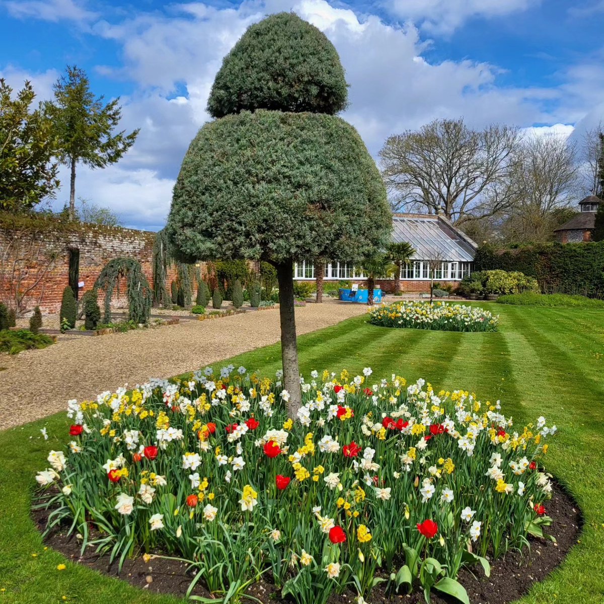 We are so excited for the new 2024 season! The World Garden is open every Thursday to Sunday & Bank Holiday Mondays from 11am 🌷#happygardener #rhspartnergarden #historichouses #gw2for1 #tulips #daffodils #theworldgarden
