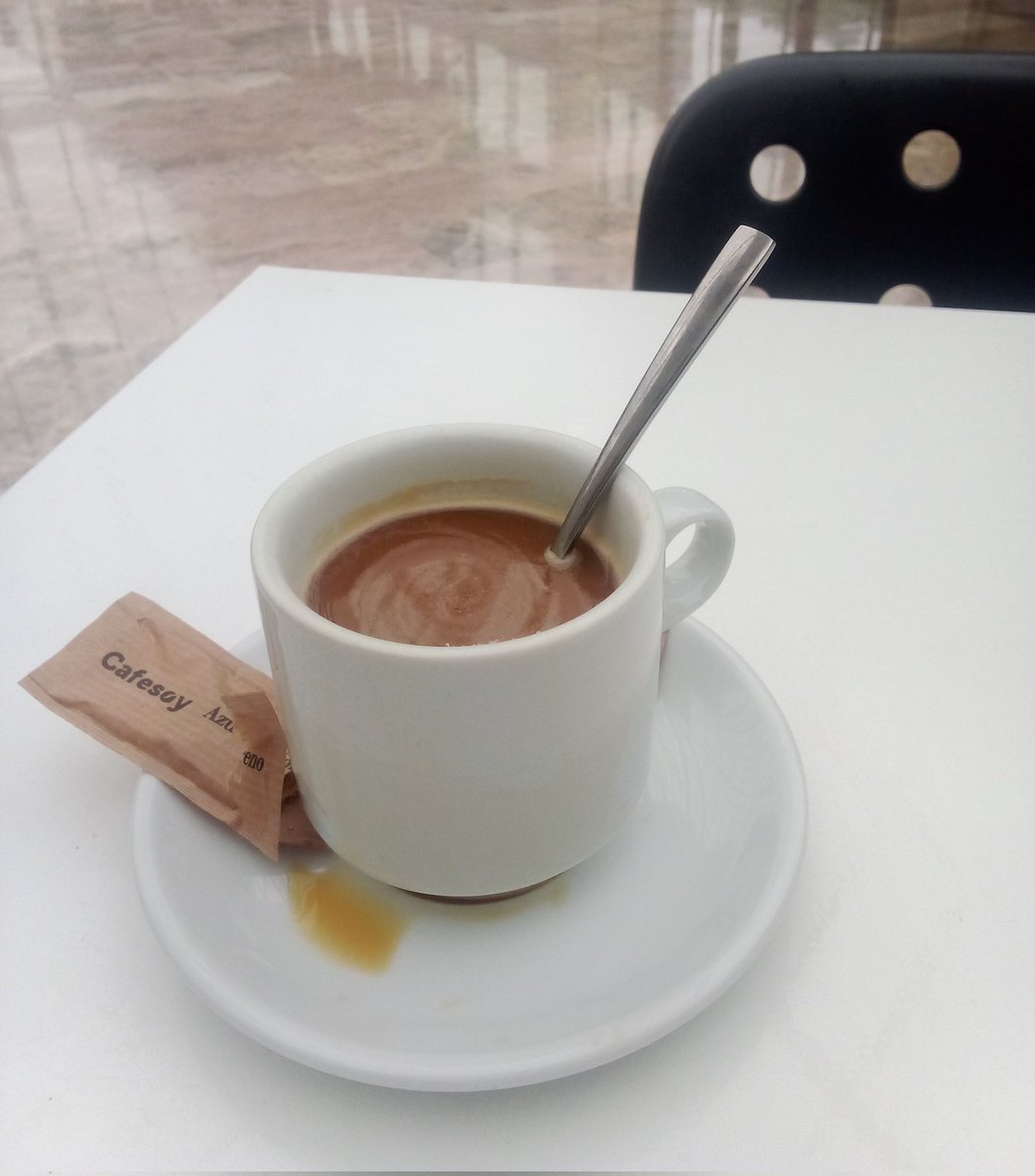 Café con "leche" de avena en la cafetería del Palau de la música de #Valencia donde hemos quedado a las 11:00 para seguir recogiendo las firmas por la desprotección de la obsoleta tauromaquia. 

Infórmate en noesmicultura.org .