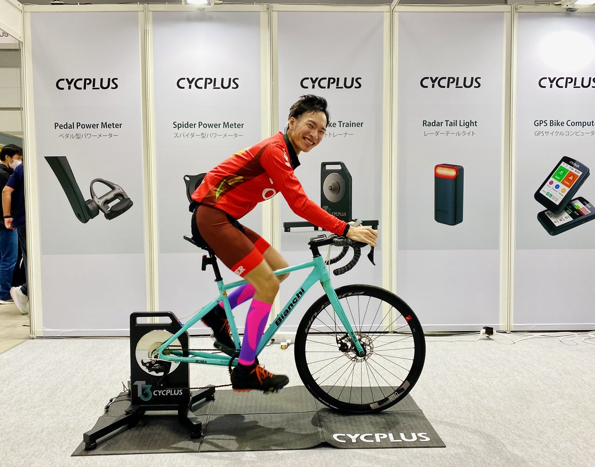 tatamis_cycle's tweet image. #CYCPLUS さんでT3お試し
凄くコンパクトで威圧感なし

負荷は優しくかかってる気がする(このBIANCHIのチェーンリングがコンパクトシングル楕円という仕様だったので詳細まではわからず)
音は限りなく0でチェーンの音しかしませんでした