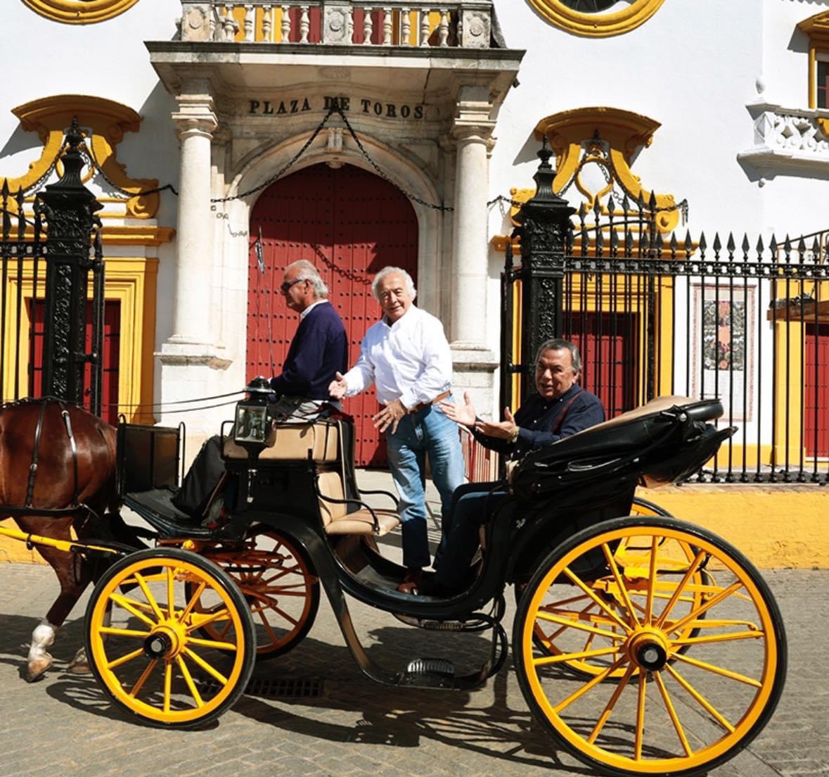 “60 años de feria y 60 de camino Los del Río cantando como cualquier peregrino, vivan las ferias del mundo, mi Valme y mi Rocio, viva mi semana Santa, lo mejor que se ha pario” Sobre la marcha..ARM #losdelrio #sevilla #suertelanuestra #joséaymá