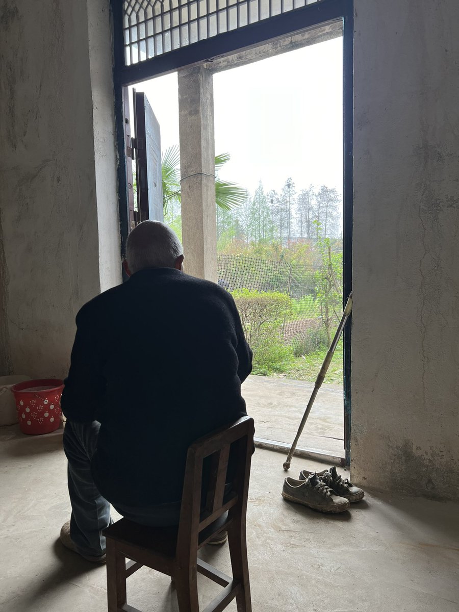 appiah's tweet image. 爷爷说他不再出门走了。怕摔倒。