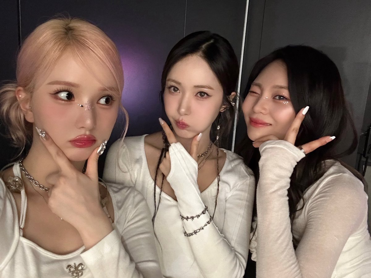 [#VIVId_dayZ] 📸

NEXT GENERATION LIVE ARENA 2024 완료✨

일본에서 만난 나비들의 큰 함성으로 즐거웠던 무대🤍 덕분에 이틀동안 너무 행복했어요🥰

#VIVIZ #비비지
#EUNHA #은하
#SINB #신비 
#UMJI #엄지
#NGLA