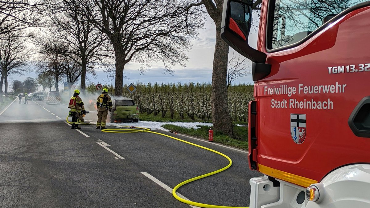 FF_Rheinbach's tweet photo. #Einsatzinfo | PKW-Brand auf der #B266. Die Bundesstraße ist daher im Moment zwischen dem Kreisel am Handelshof und dem Kreisel zur Autobahnauffahrt in beide Fahrtrichtungen gesperrt. #Rheinbach112 https://t.co/kGZOOp4Xad