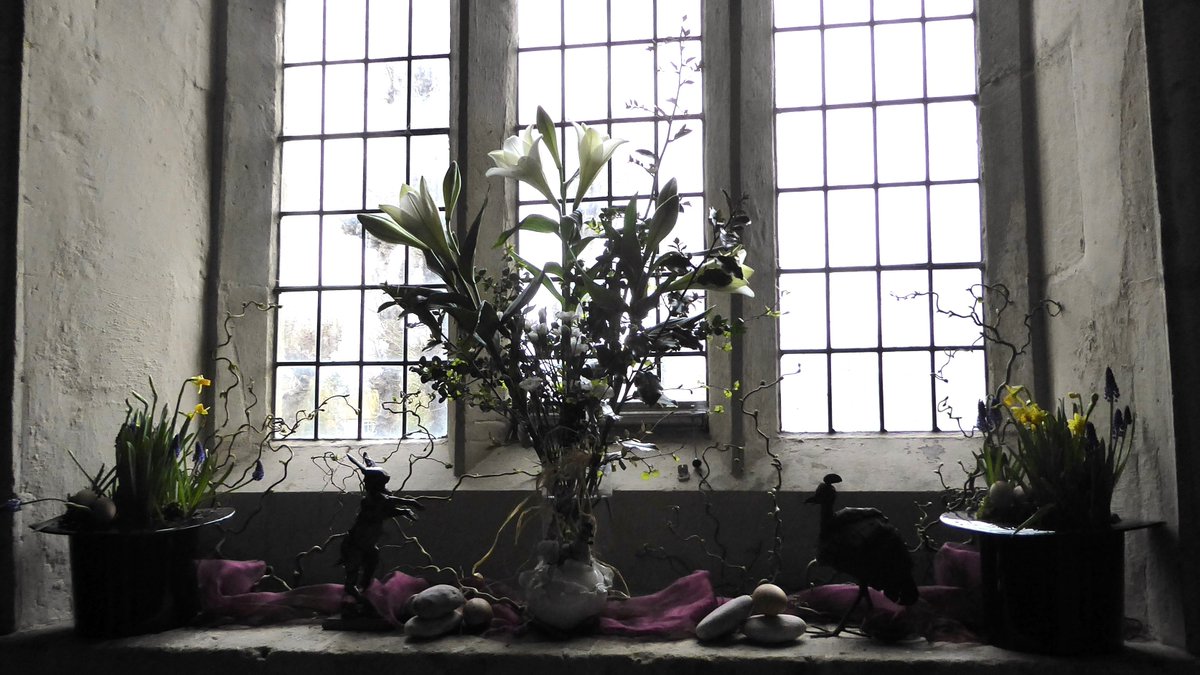 #FlowersInChurches; a windowsill in St Mary's Haddenham.  

There are two top hats, and I can definitely see a hare/rabbit from its silhouetted ears (left)...but there's more going on in the shadows! 1/3