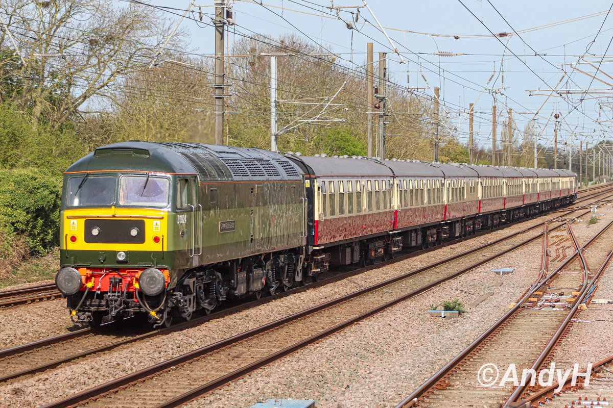 From yesterday, on the rear of 1Z90 Steam Dreams 08.15 Kings Cross to Newcastle charter. @LocoServicesGrp D1924 a.k.a. 47810 'Crewe Diesel Depot' looked mint in two tone green with the mk1s just before they crossed to the down slow line at Tallington #ECML #LSL #DuffWatch 6/4/24