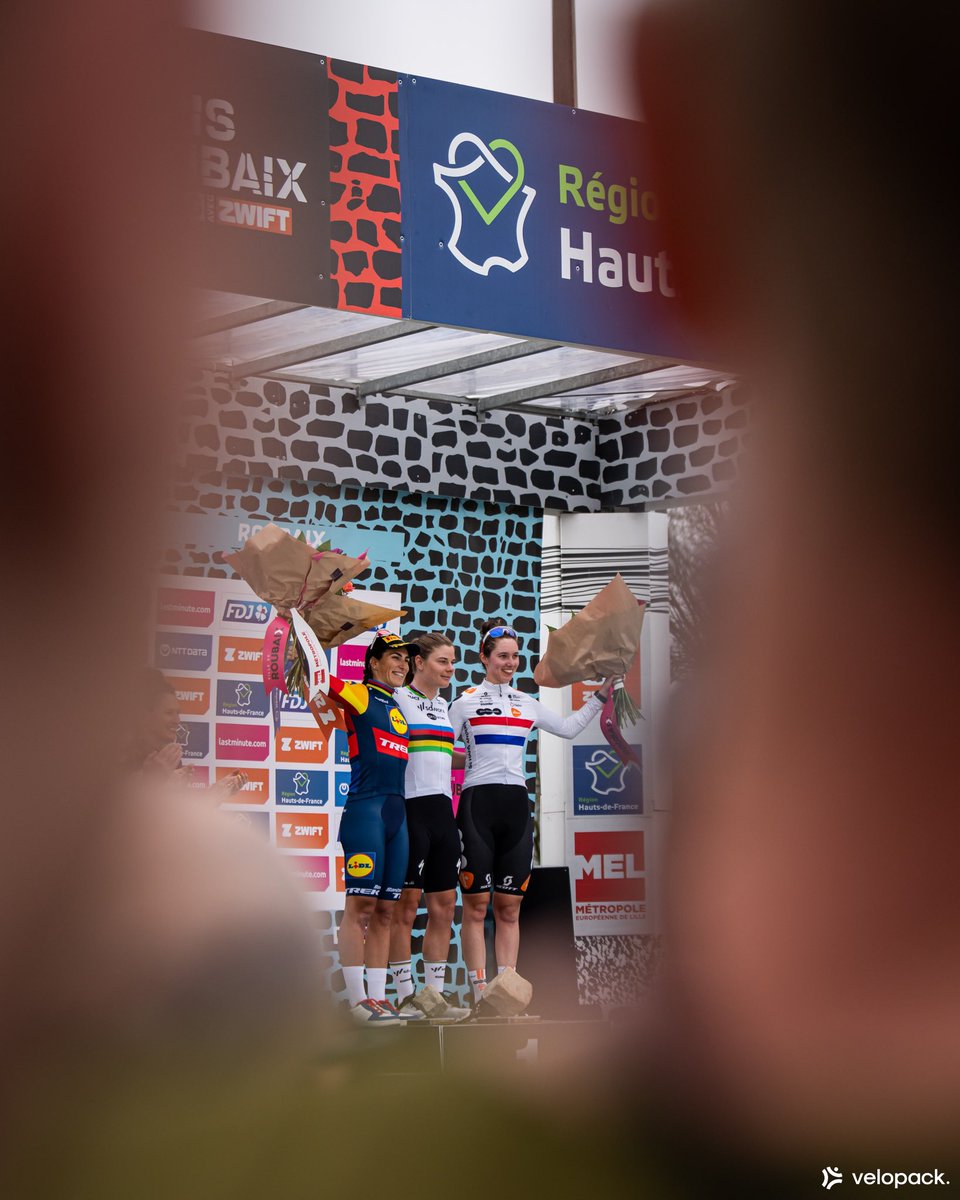 Hier, la championne du Monde @LotteKopecky a remportée @RoubaixFemmes 🔥🌪️ et on y était avec @velopack 🥰
